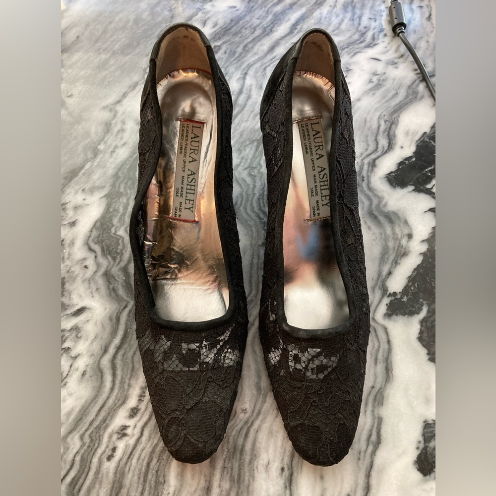 Black lace pumps w/ suede trim. Laura Ashley, made in Spain, sz 8.5 US, 39 Euro.